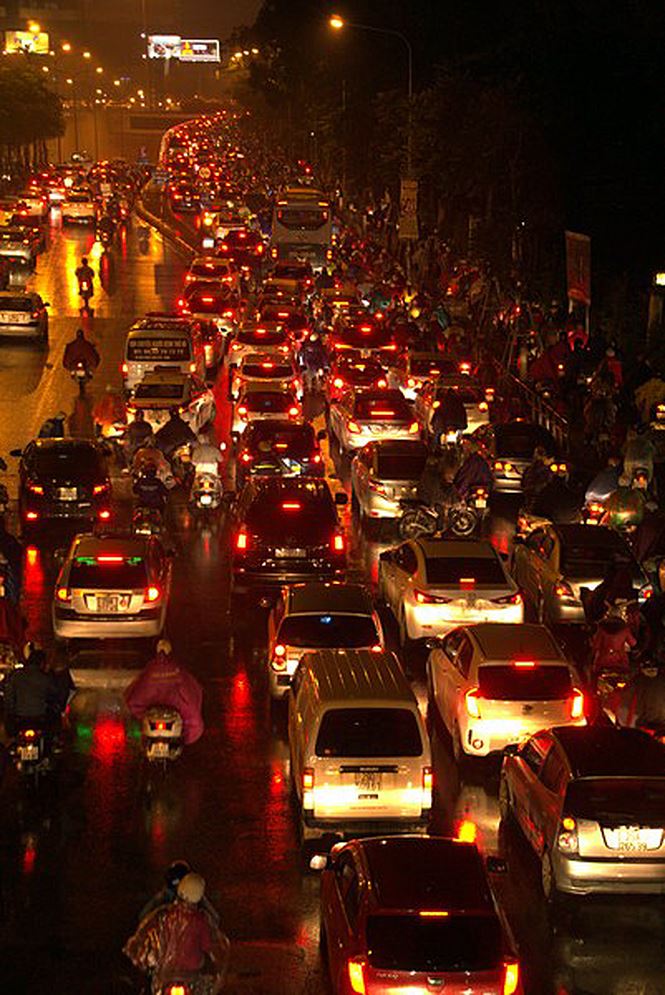 Hàng ngàn người dân Thủ đô chôn chân trong mưa rét vì tắc đường